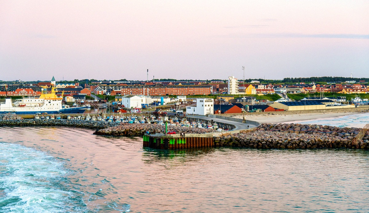 Færgehavnen i Hirtshals i Nordjylland i aftenlys, afgangshavn for ruten til Island