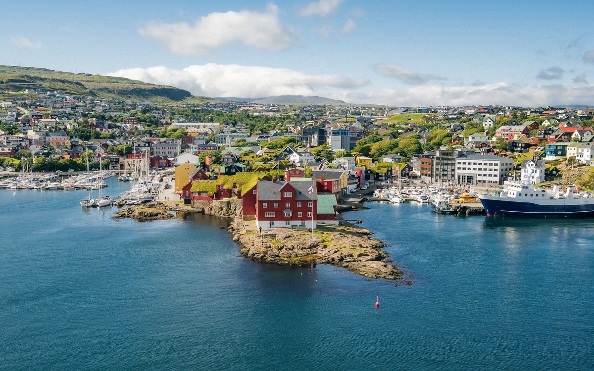 Udsigt fra færgen mod Tórshavn med den historiske halvø Tinganes på Færøerne